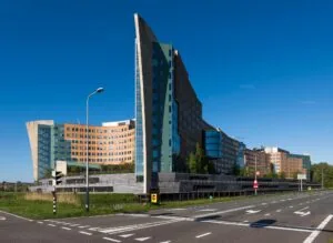 Modern kantoorgebouw aan de Laan van Langerhuize in Amstelveen met opvallende architectuur en gekleurde gevels.